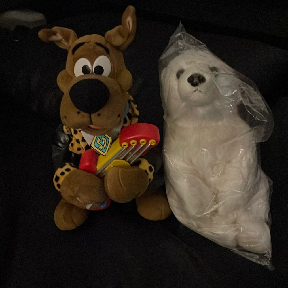 Vintage Scooby Doo. Guitar works. Bonus polar bear included